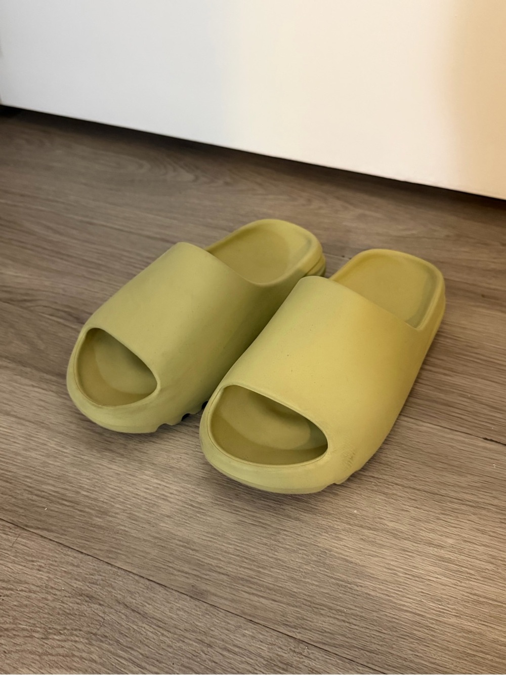 Yeezy slides in resin size 8